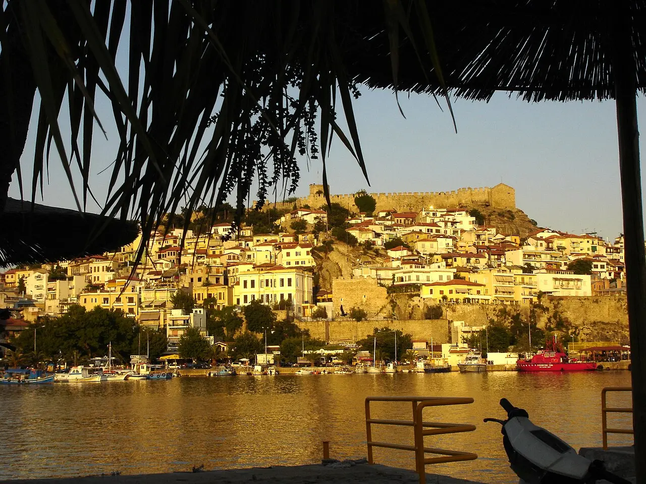 Die Altstadt von Kavala mit der Festung über dem Hafen
